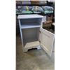 Image 3 : MODERN WHITE NIGHT STAND