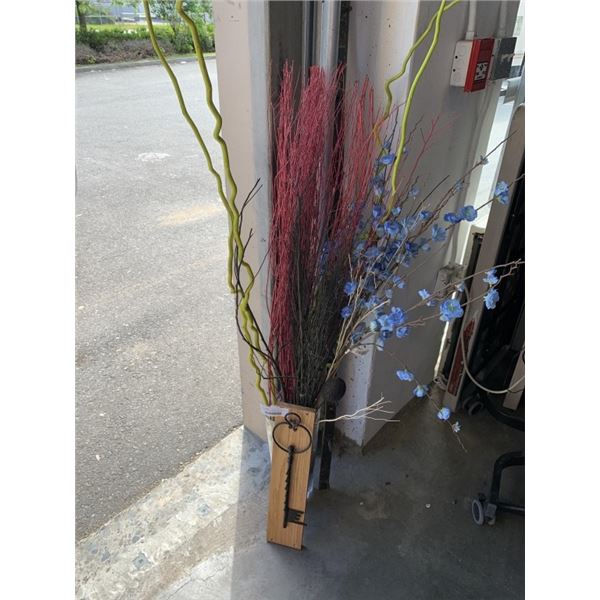 GLASS VASE AND DECORATIVE CONTENTS, KEY RACK HOLDER