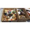 Image 2 : 3 TRAYS OF ASSORTED DECOR ITEMS AND CLOCKS