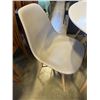 Image 3 : STRUCTUBE DINING TABLE AND 2 CHAIRS