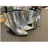 Image 2 : 2 PAIRS OF SIZE 8 SILVER MADDEN NYC ANKLE BOOTS