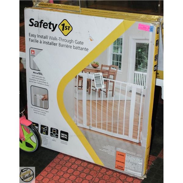 NEW WITH BOX SAFETY 1ST WALK-THROUGH GATE
