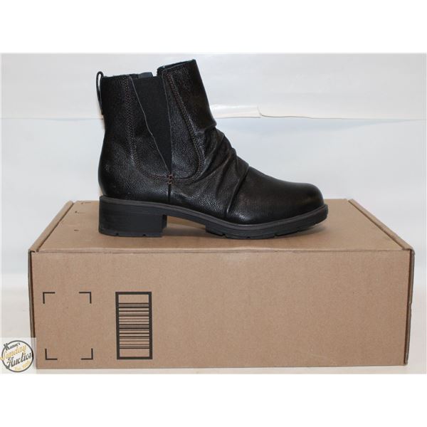 CLARKS WOMENS 8.5 BLACK BOOTS
