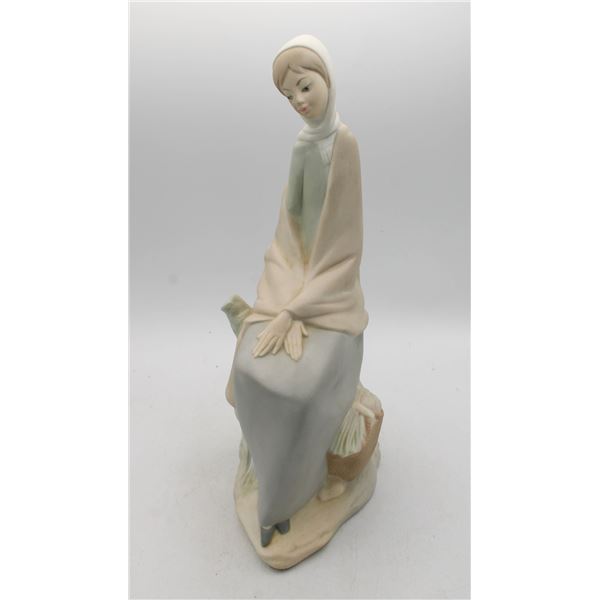 VINTAGE LLADRO "NAO" SHEPHERDESS FIGURE MARKED #19