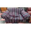 Image 1 : 2 CUSHION LOVESEAT