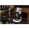 Image 1 : LOT OF KITCHEN AIDS, BOWLS, ATTACHMENTS