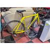 Image 1 : 2004 DEVINCI SILVERSTONE ROAD BIKE (FLAT TIRES)