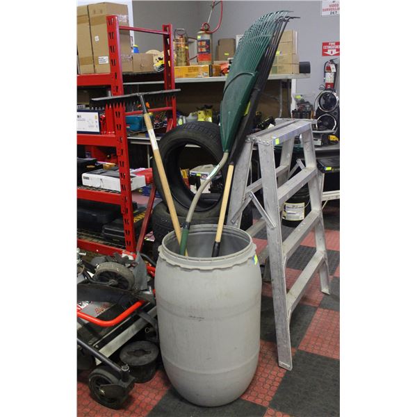 LARGE PLASTIC BARREL WITH 3 RAKES