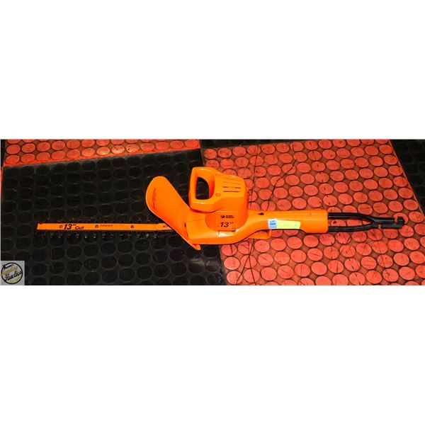 HEDGE TRIMMER - 13IN. - BLACK/DECKER - 110V