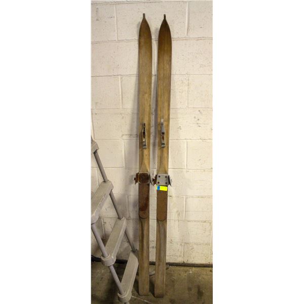 VINTAGE WOOD SKIS