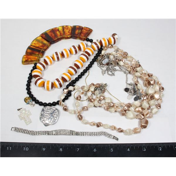 MIXED LOT OF COSTUME JEWELRY