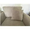 Image 4 : Sofa / Oversized Accent Chair C