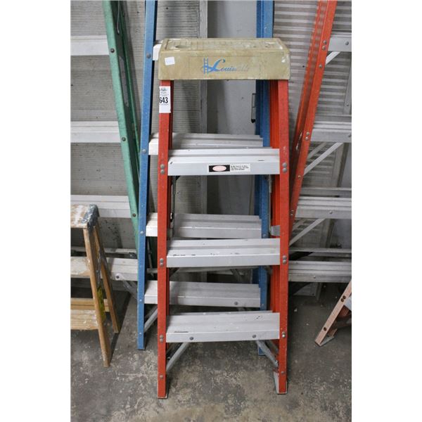 Louisville 4'  FG Stepladder