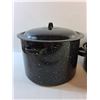 Image 2 : Vintage Granite Ware Roaster and 12" Cooking Pot with Lids