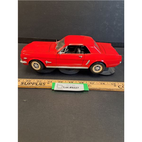 Ford 1965 Mustang Model Car - 1:18 Model Scale