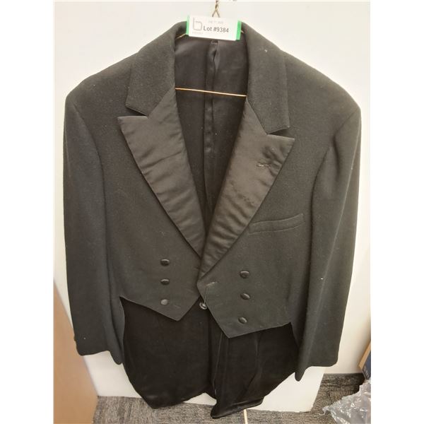 * Vintage 3-Button Tailed Men's Coat - Approx Medium Size