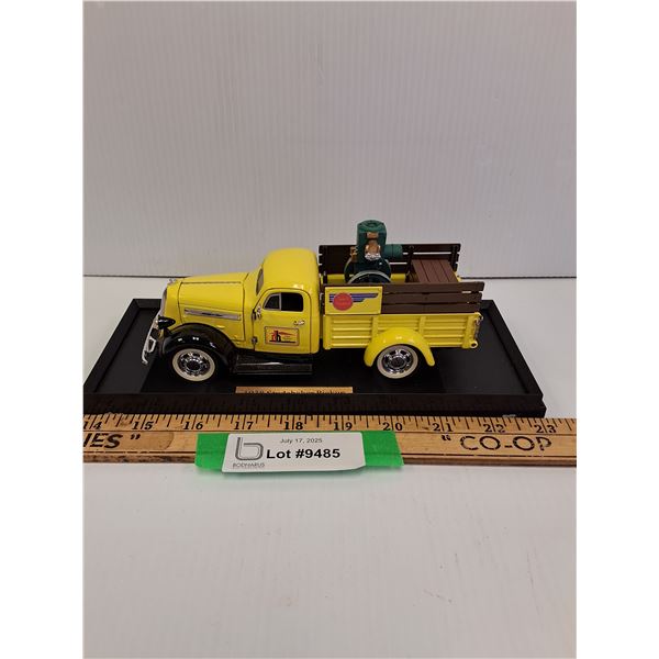 Home Hardware Style 1938 Studebaker Model - 1:24 Scale