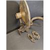 Image 2 : Antique Cast Iron Oil Lamp Wall Mount Holder