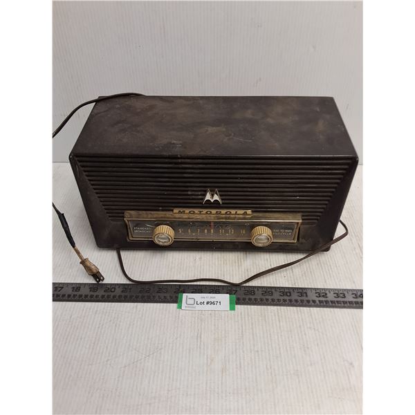 Vintage Motorola MK-66X AM Radio - Powers On - 14.5x6x7"