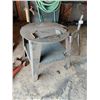 Image 1 : TABLE EN METAL 24" X 27"
