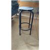 Image 1 : LOT DE 20 TABOURETS