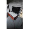 Image 2 : LOT DE 2 TABLES DE MAQUILLAGE PLIABLE 48" X 25" X 30"