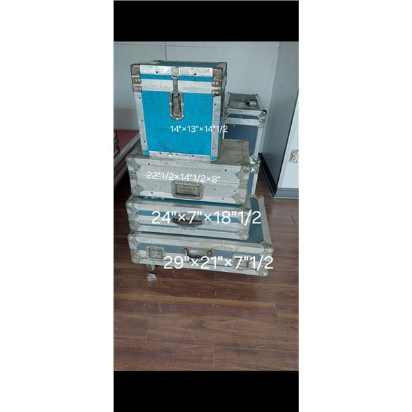LOT DE 4 BOITES DE TRANSPORT GRANDEURS ASSORTIES