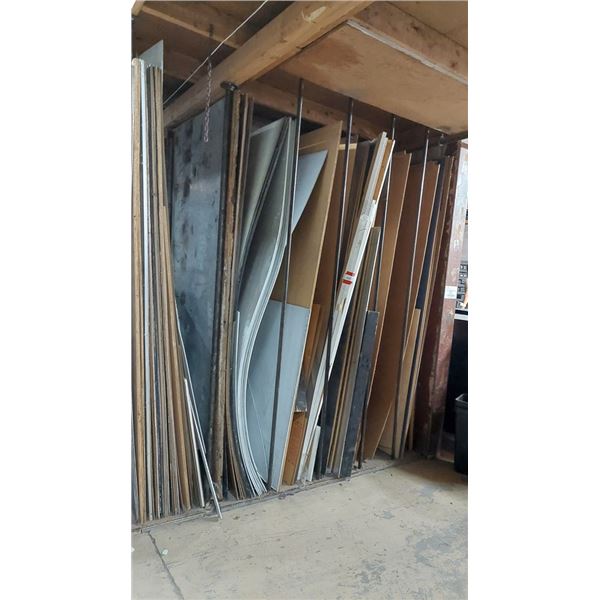 LOT DE 19 FEUILLES DE PLASTIQUES ET AUTRES