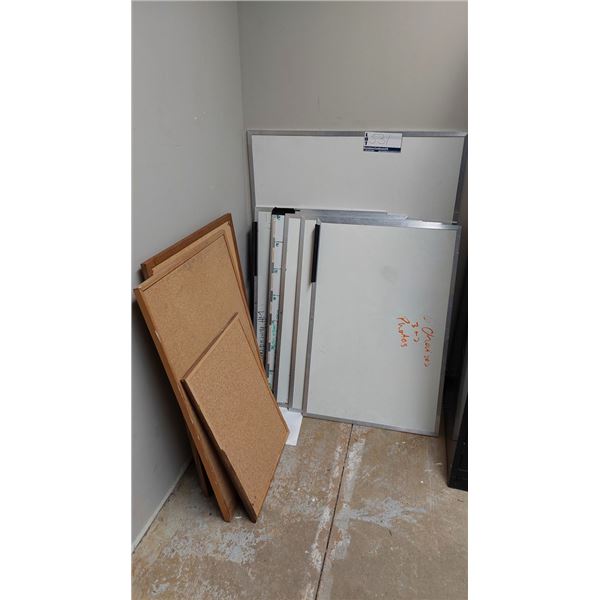 LOT DE 9 TABLEAUX ASSORTIS