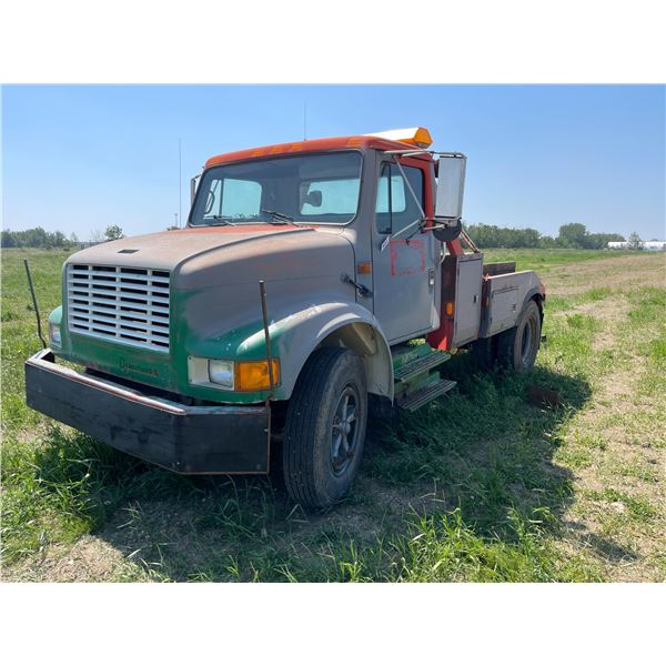 1989 International tow truck. Heavy duty, VIN 1HTSAZRM7LH658357, sold for parts