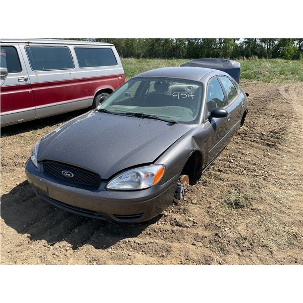 2004 Ford Taurus. VIN 1FAFP53255A228308, sold for parts