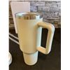 Image 3 : 40 oz Tumbler with Handle - Dune Colour