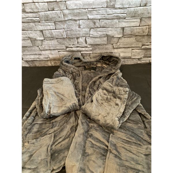 Mens Grey Robe Size M