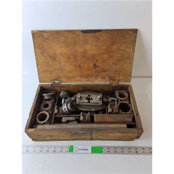 Pipe Threader Hand Tool with Box   -  PICK UP ONLY