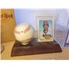 Image 5 : 418 -- LOT OF COLLECTABLLE SPORTS MEMORABELIA, BASEBALL HOLDERS, NOLAN RYAN CARD, BALL, AND STATUE,