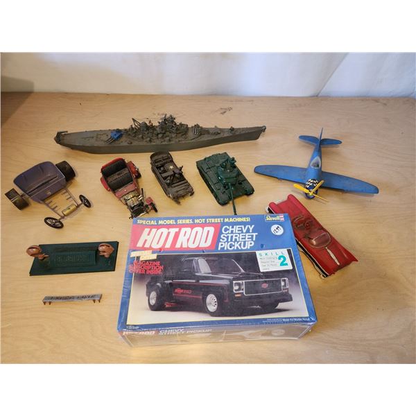 425 -- HOT ROD CHEVY STREET PICKUP MODEL, SHIP MODEL, AND BOX OF ASSORTED MODEL PARTS
