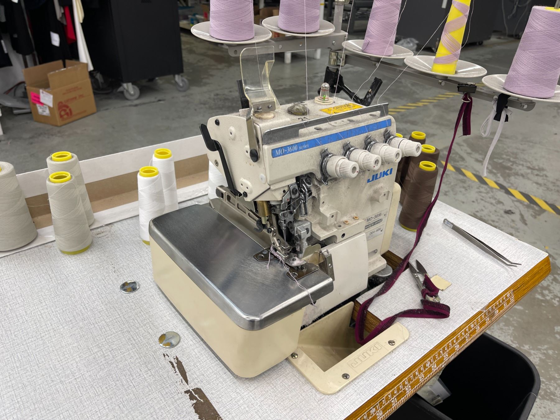 5 Thread Stitching Machine Juki - 5 Thread Serger Sewing Machine w/sewing table - Model: MD-3616 110V