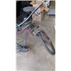 Image 3 : GIANT BIKE FRAME WITH FRONT WHEEL
