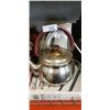 Image 2 : 2 KETTLES AND GLASS PLATTERS
