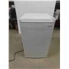 Image 1 : Salton Small Upright Freezer 33'' x 21'' x 19 1/2'' 