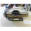 Image 8 : Vintage Toaster, Waffle Iron, 2 Metal Ice Cube Trays, 