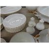 Image 11 : 102 Pieces Royal Albert Val D'or China 