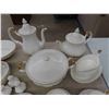 Image 2 : 102 Pieces Royal Albert Val D'or China 