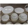 Image 8 : 102 Pieces Royal Albert Val D'or China 