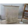Image 2 : Painted Wood Cabinet 21'' x 17'' x 6 1/2'' 