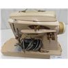 Image 2 : Singer Portable Sewing Machine 