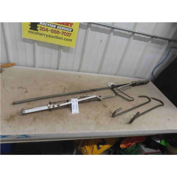 Western Medi Livestock Device , 2 Meat Hooks 