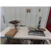 Image 1 : 2 Scales 