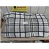 Image 1 : Comforter, Queen Size?