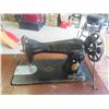 Image 2 : Singer Treadle Sewing Machine 
